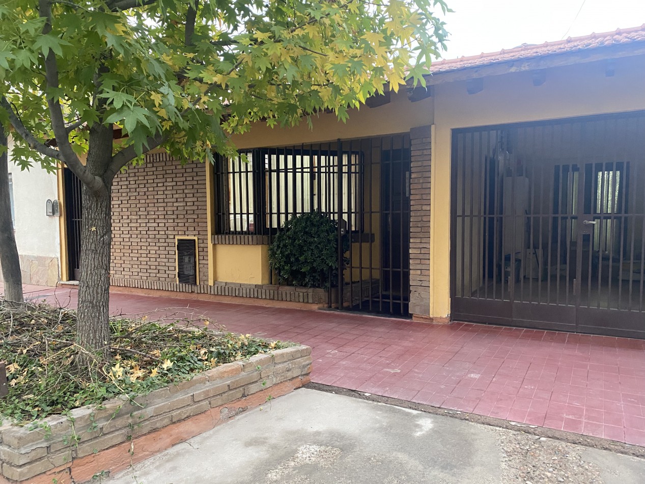 AMPLIA CASA EN VENTA EN EL BARRIO BANCARIO- GODOY CRUZ-