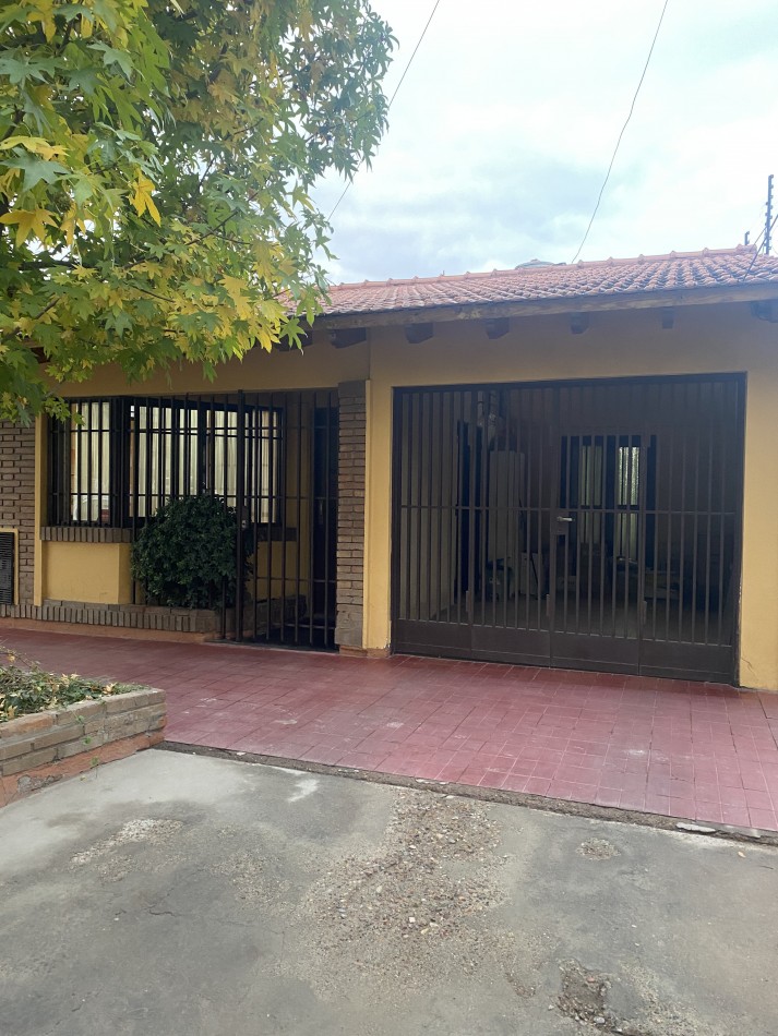 AMPLIA CASA EN VENTA EN EL BARRIO BANCARIO- GODOY CRUZ-