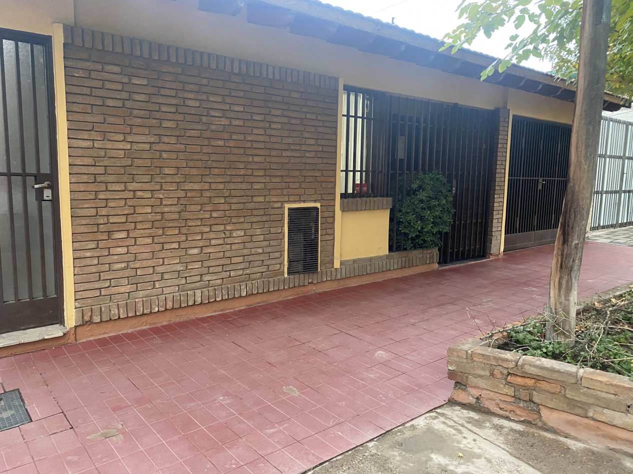 AMPLIA CASA EN VENTA EN EL BARRIO BANCARIO- GODOY CRUZ-