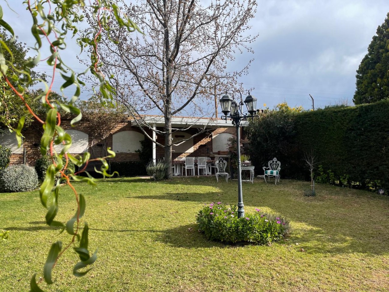 LUMINOSA CASA EN VENTA EN BARRIO SOL TRAPICHE DE GODOY CRUZ