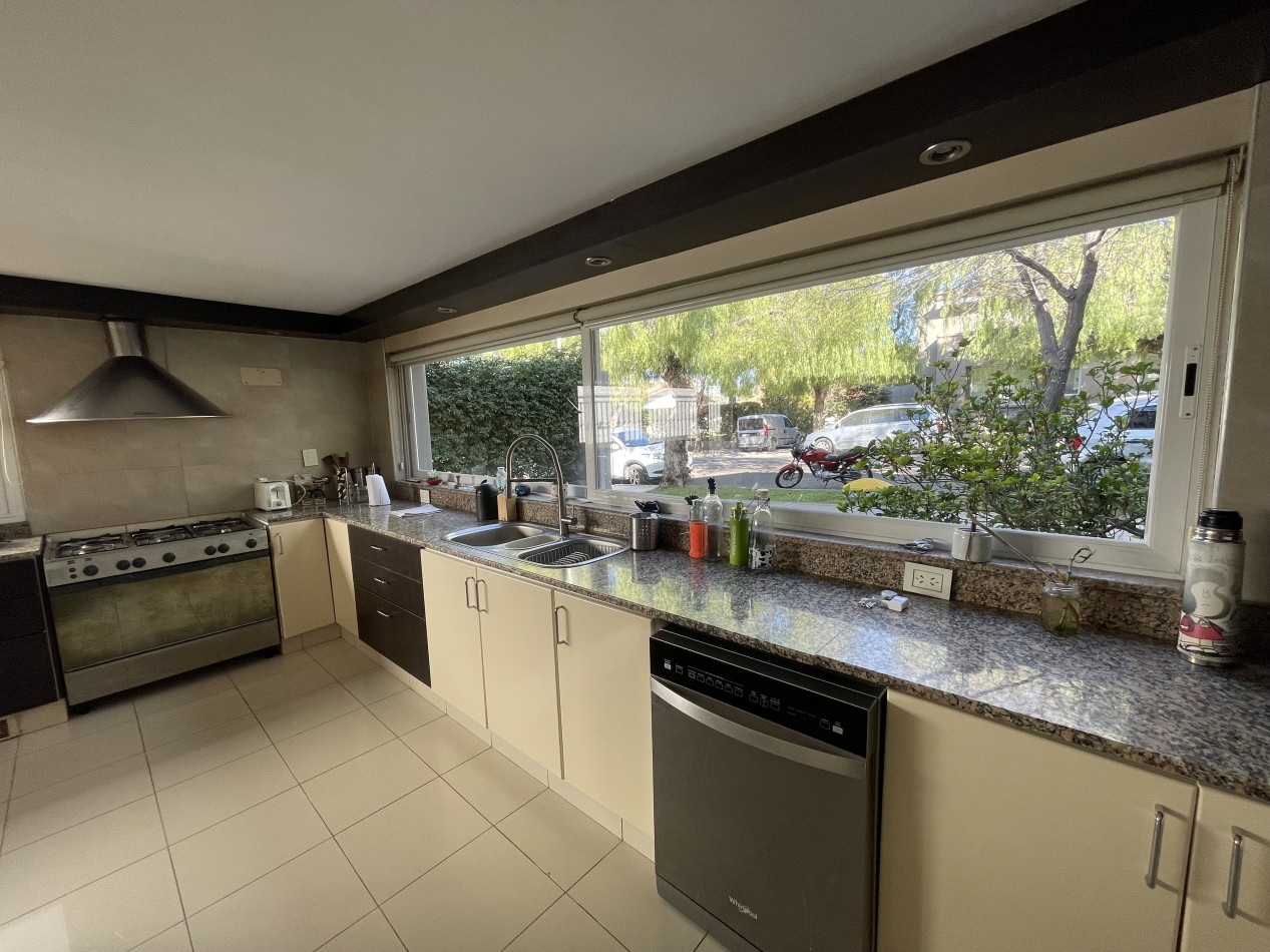 EXCELENTE CASA EN VENTA EN EL BARRIO DALVIAN