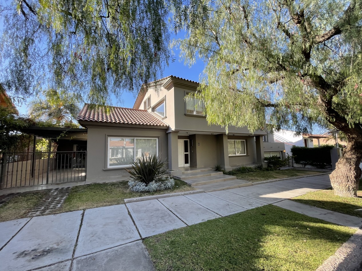 EXCELENTE CASA EN VENTA EN EL BARRIO DALVIAN