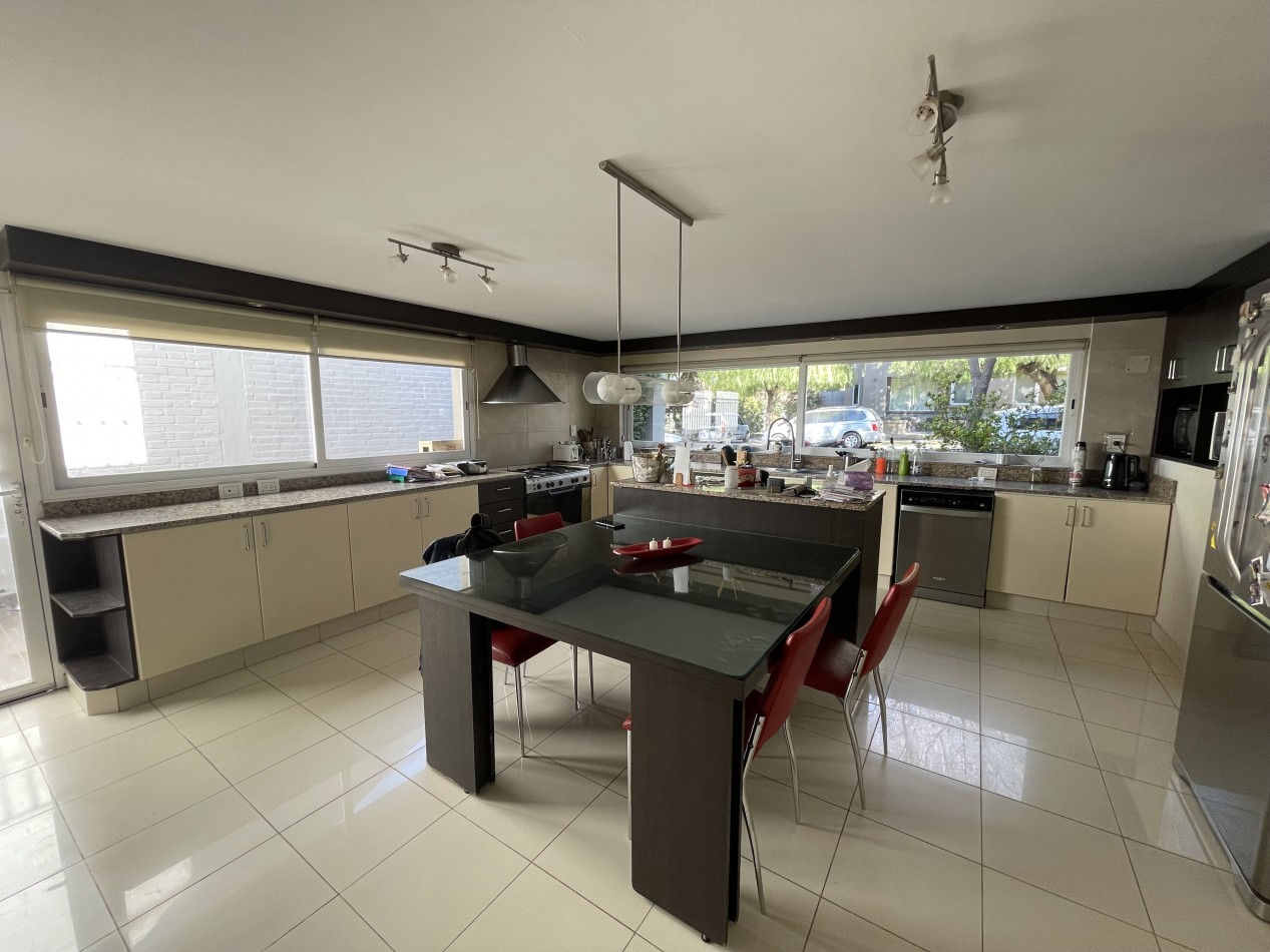 EXCELENTE CASA EN VENTA EN EL BARRIO DALVIAN