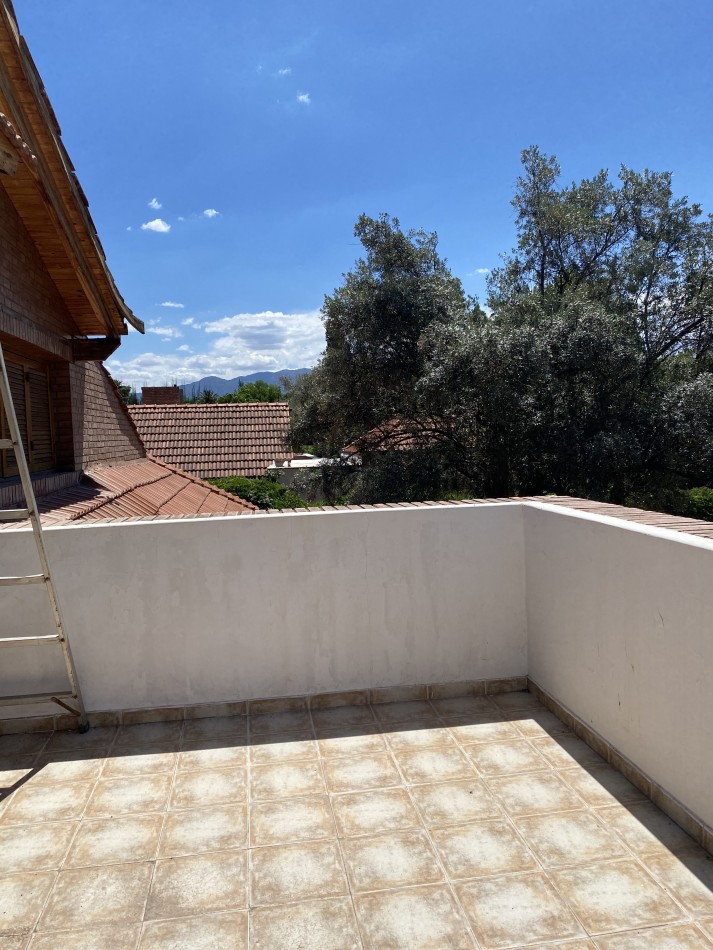 AMPLIA CASA EN VENTA EN BARRIO "ALTO CHACRAS", CHACRAS DE CORIA 