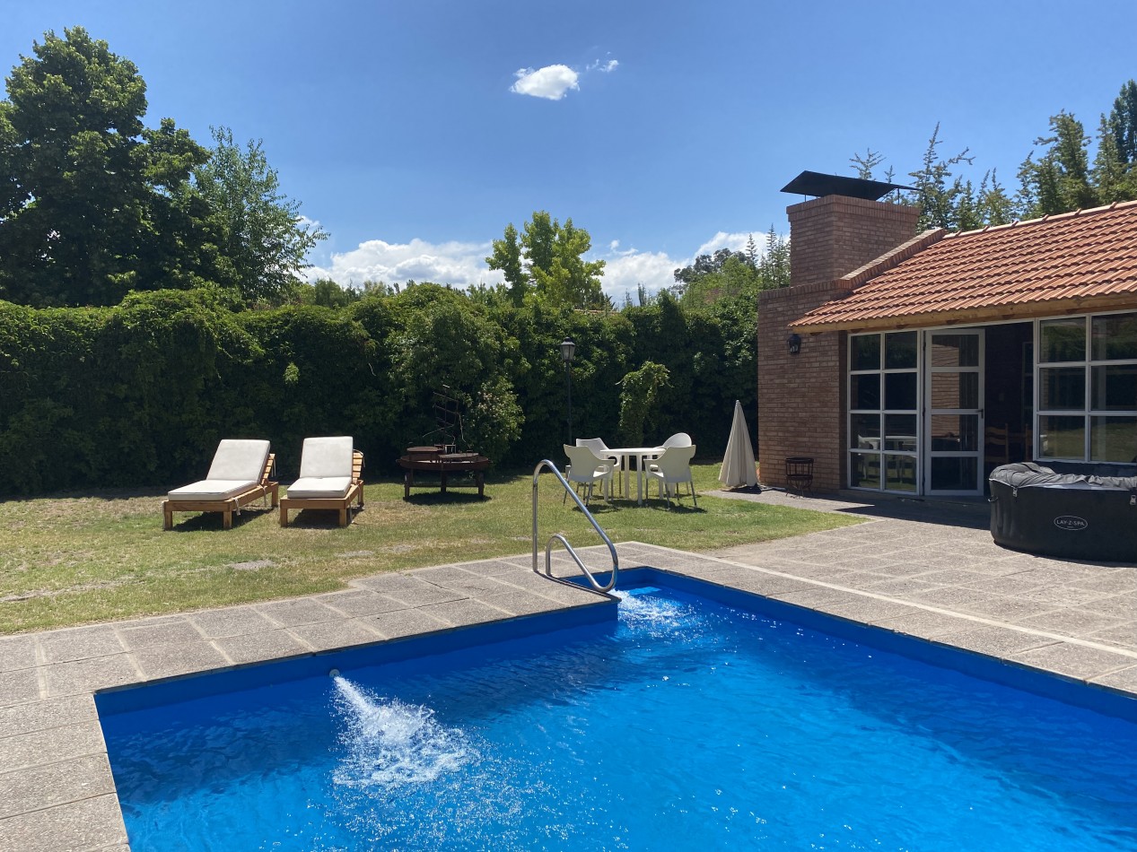 AMPLIA CASA EN VENTA EN BARRIO "ALTO CHACRAS", CHACRAS DE CORIA 