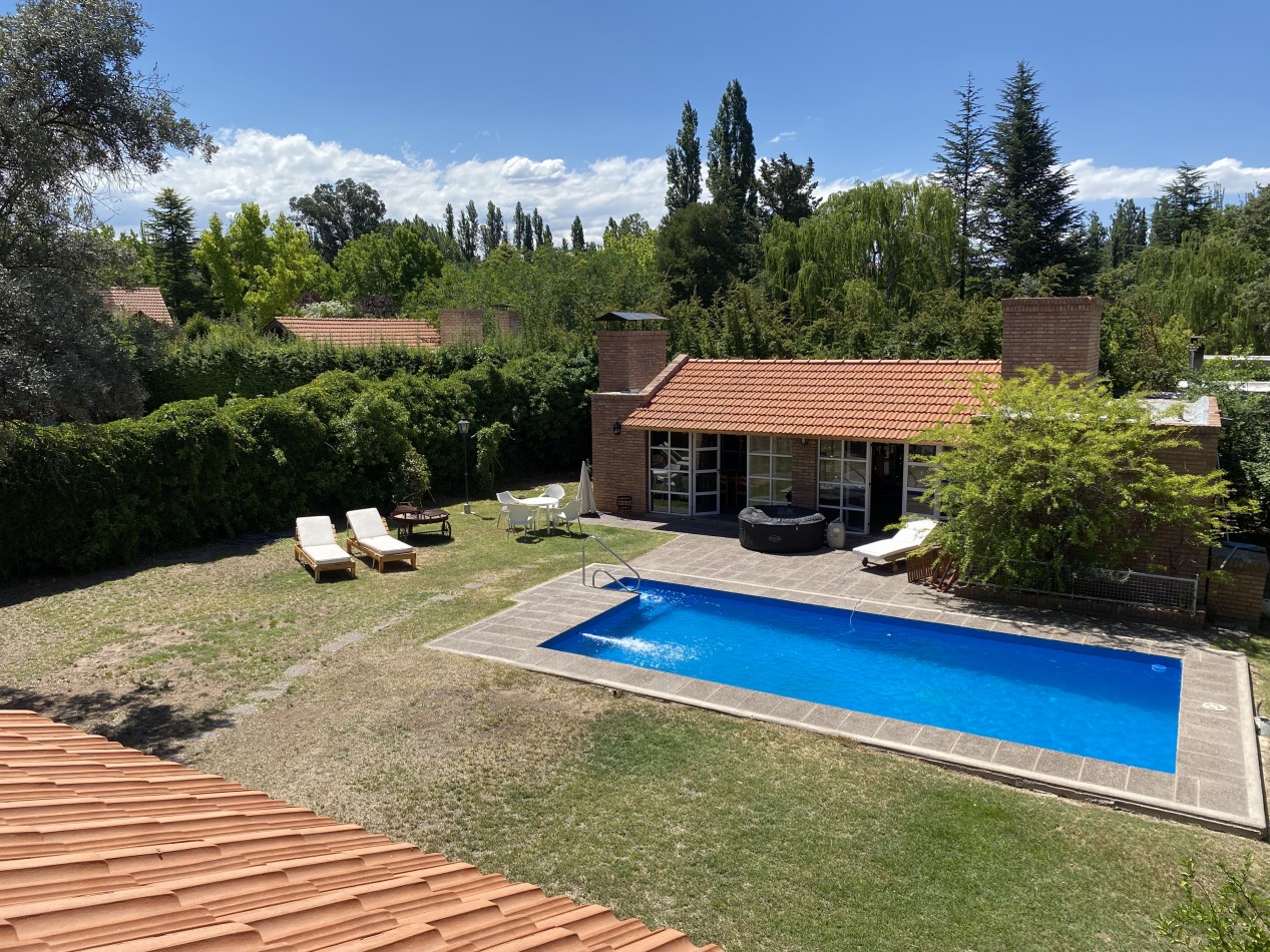 AMPLIA CASA EN VENTA EN BARRIO "ALTO CHACRAS", CHACRAS DE CORIA 