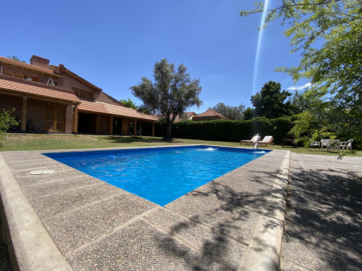 AMPLIA CASA EN VENTA EN BARRIO "ALTO CHACRAS", CHACRAS DE CORIA 