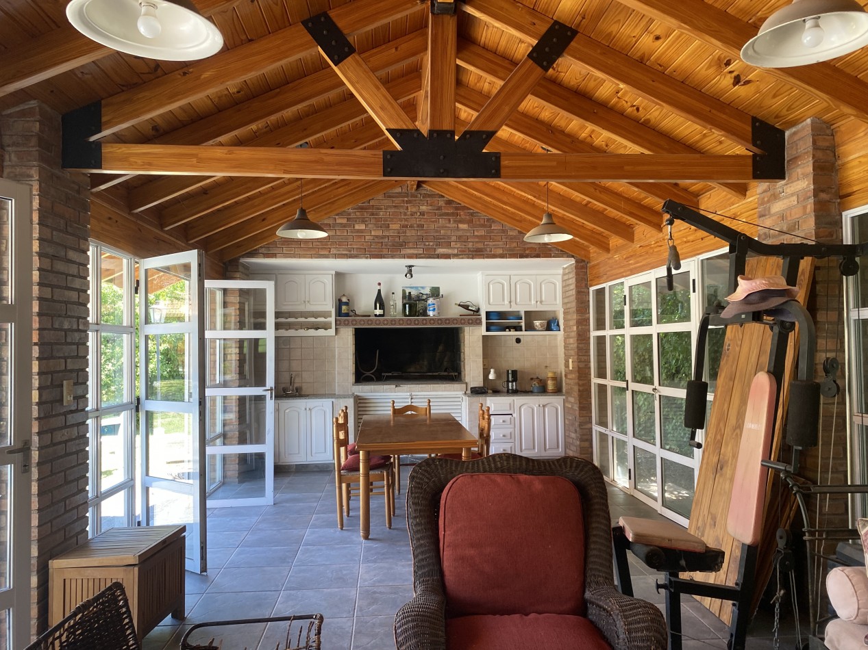 AMPLIA CASA EN VENTA EN BARRIO "ALTO CHACRAS", CHACRAS DE CORIA 