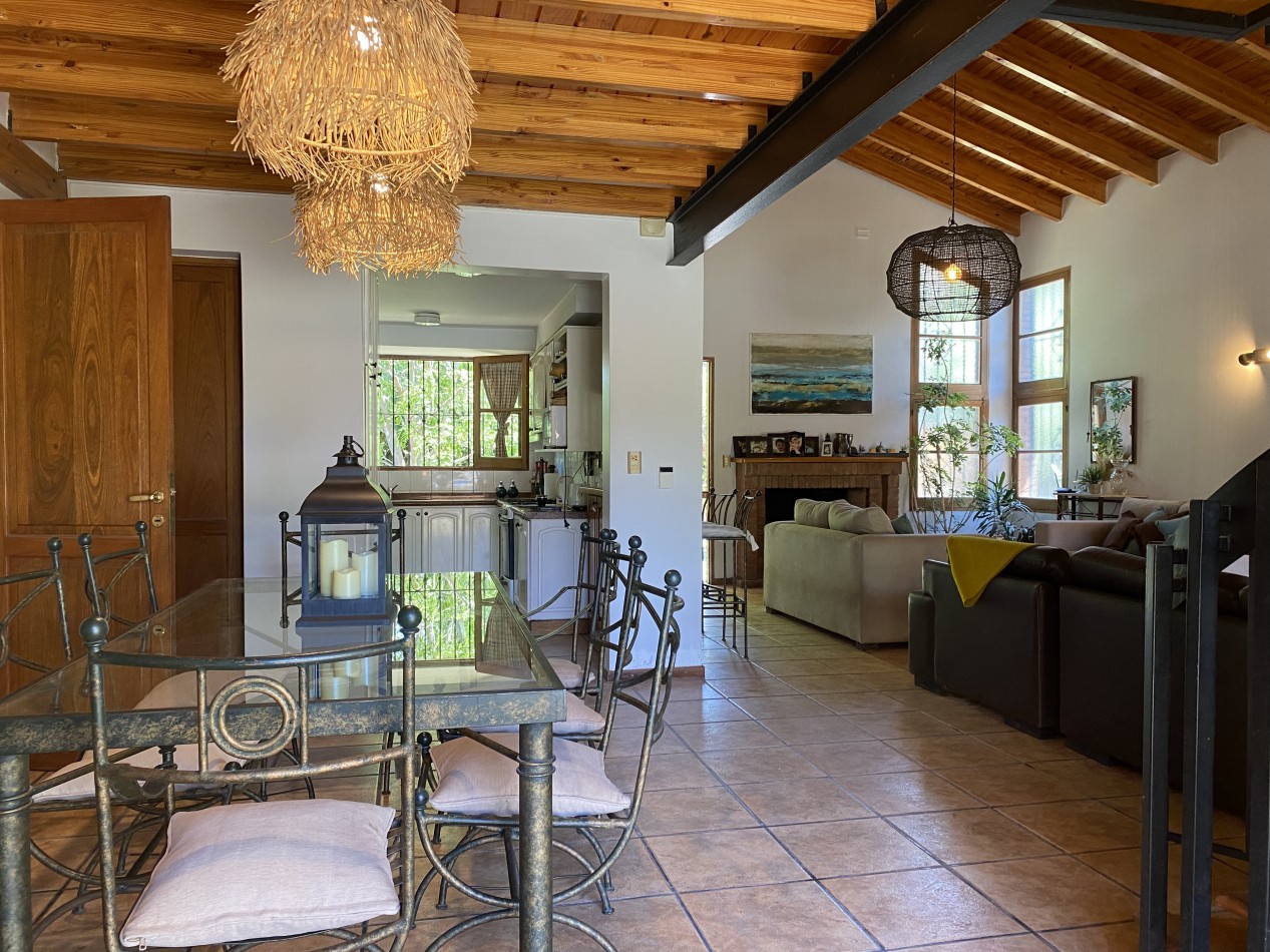 AMPLIA CASA EN VENTA EN BARRIO "ALTO CHACRAS", CHACRAS DE CORIA 