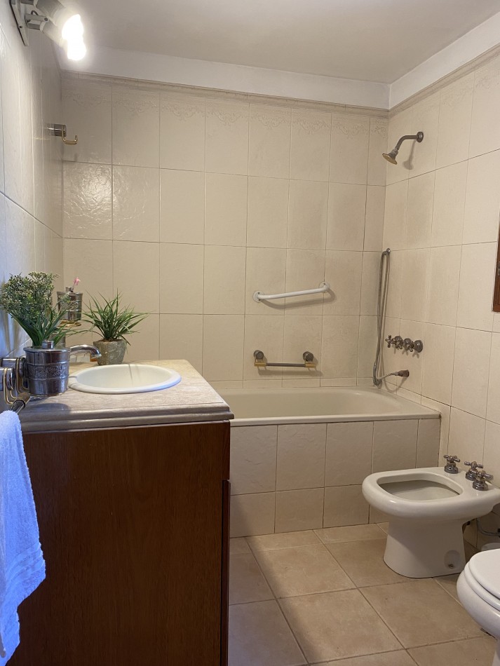 AMPLIA CASA EN VENTA EN BARRIO "ALTO CHACRAS", CHACRAS DE CORIA 