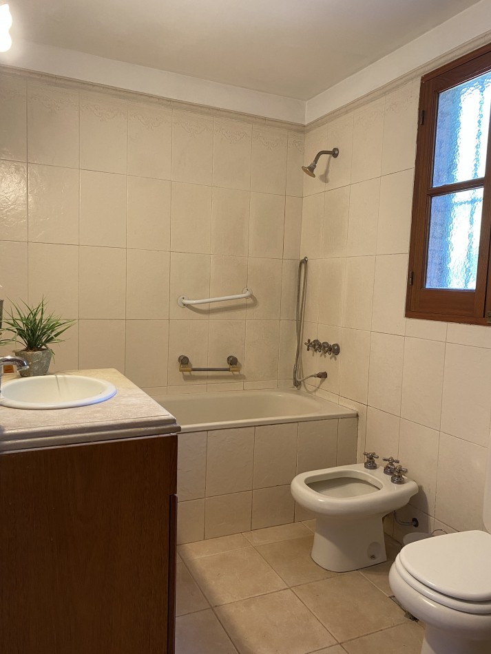 AMPLIA CASA EN VENTA EN BARRIO "ALTO CHACRAS", CHACRAS DE CORIA 