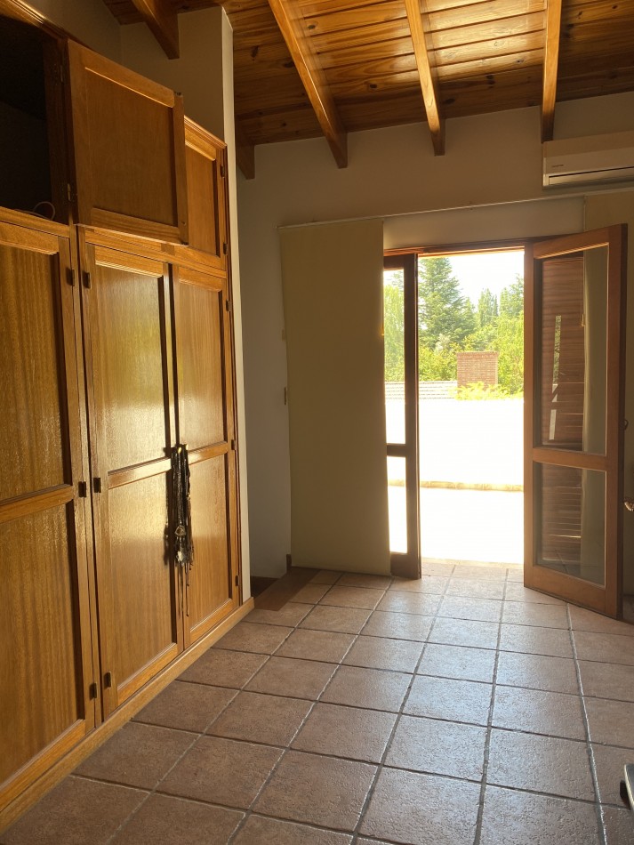 AMPLIA CASA EN VENTA EN BARRIO "ALTO CHACRAS", CHACRAS DE CORIA 