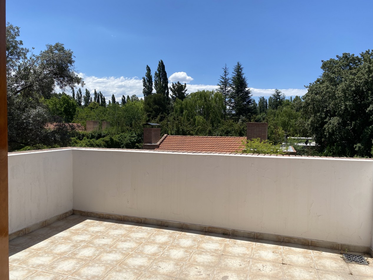 AMPLIA CASA EN VENTA EN BARRIO "ALTO CHACRAS", CHACRAS DE CORIA 