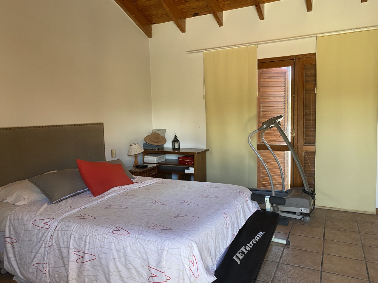 AMPLIA CASA EN VENTA EN BARRIO "ALTO CHACRAS", CHACRAS DE CORIA 