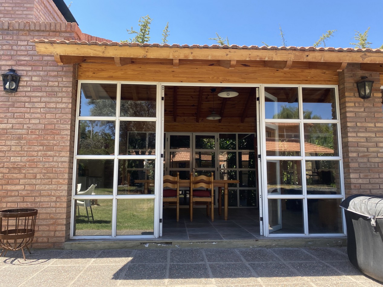 AMPLIA CASA EN VENTA EN BARRIO "ALTO CHACRAS", CHACRAS DE CORIA 