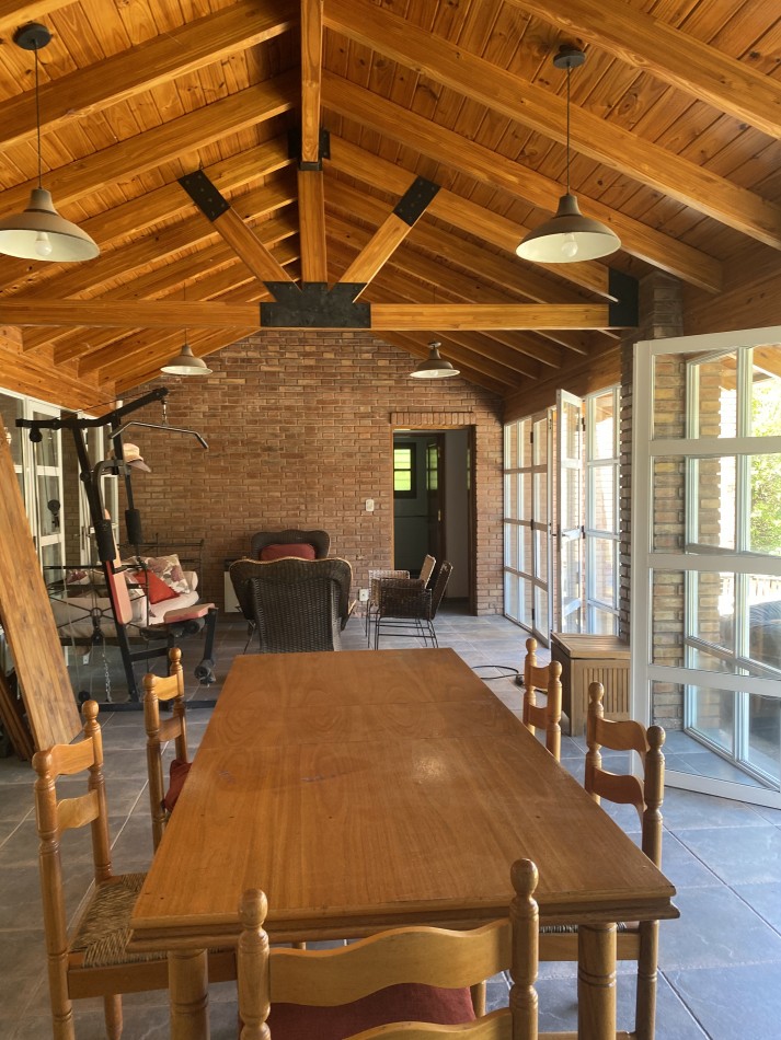 AMPLIA CASA EN VENTA EN BARRIO "ALTO CHACRAS", CHACRAS DE CORIA 