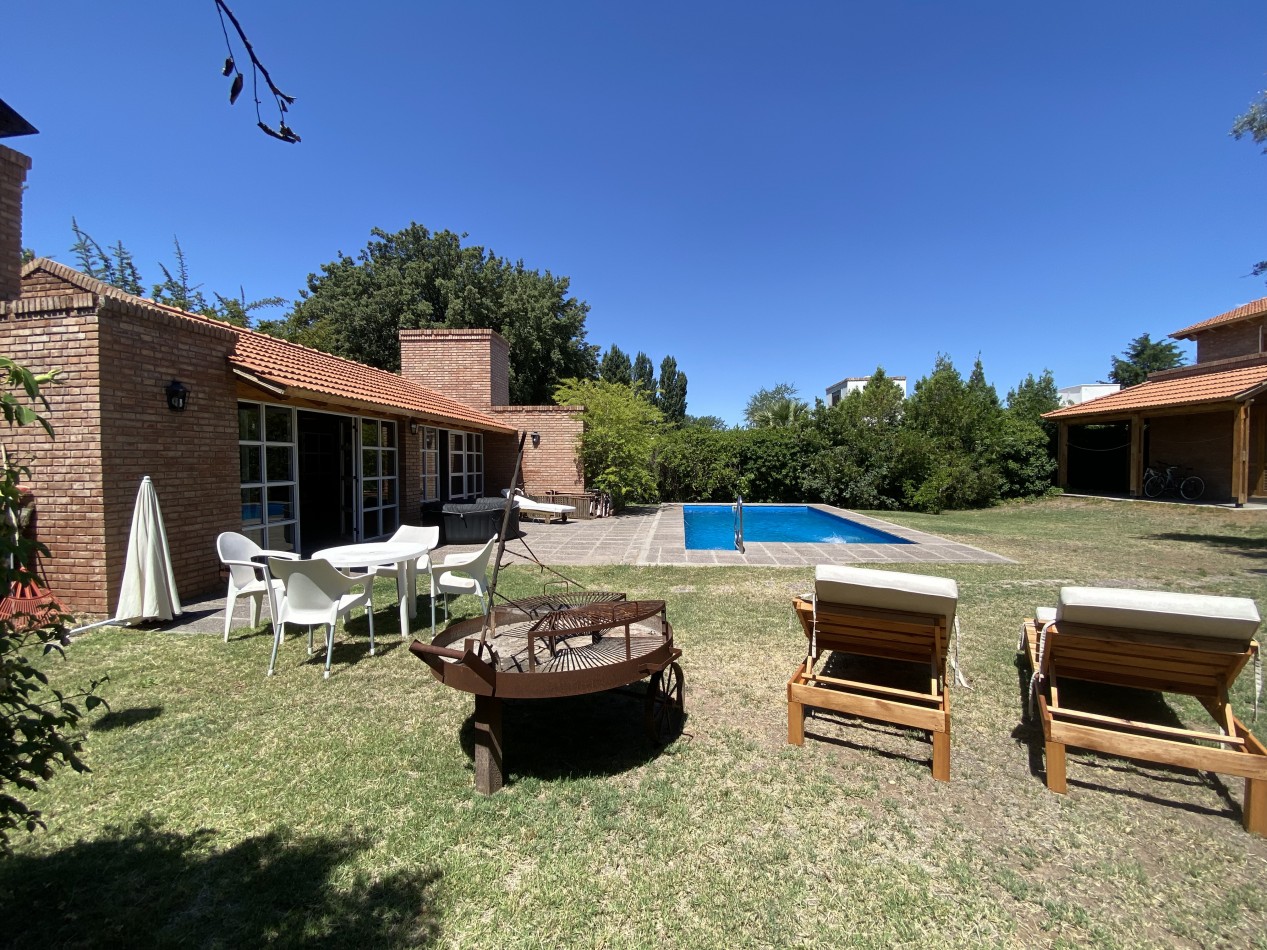 AMPLIA CASA EN VENTA EN BARRIO "ALTO CHACRAS", CHACRAS DE CORIA 