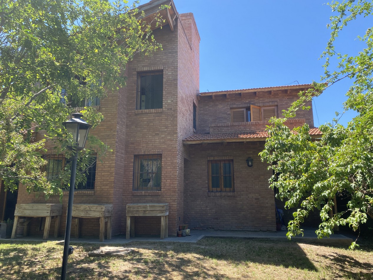 AMPLIA CASA EN VENTA EN BARRIO "ALTO CHACRAS", CHACRAS DE CORIA 