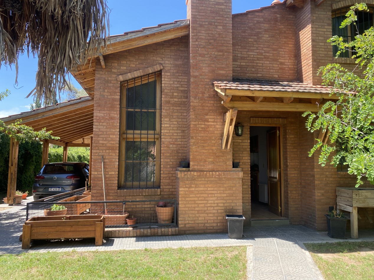 AMPLIA CASA EN VENTA EN BARRIO "ALTO CHACRAS", CHACRAS DE CORIA 