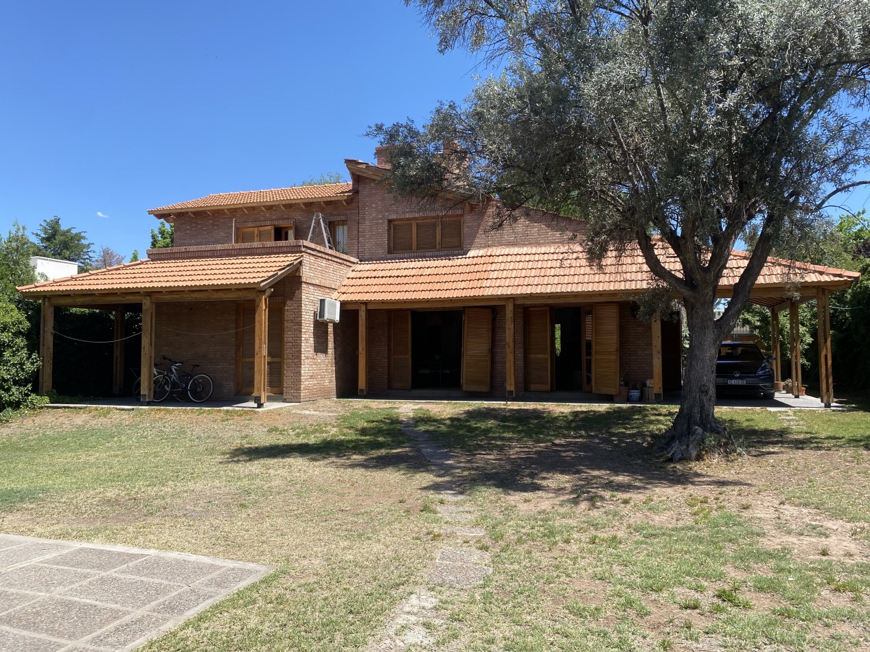 AMPLIA CASA EN VENTA EN BARRIO "ALTO CHACRAS", CHACRAS DE CORIA 