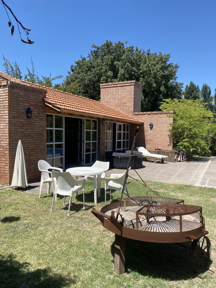 AMPLIA CASA EN VENTA EN BARRIO "ALTO CHACRAS", CHACRAS DE CORIA 