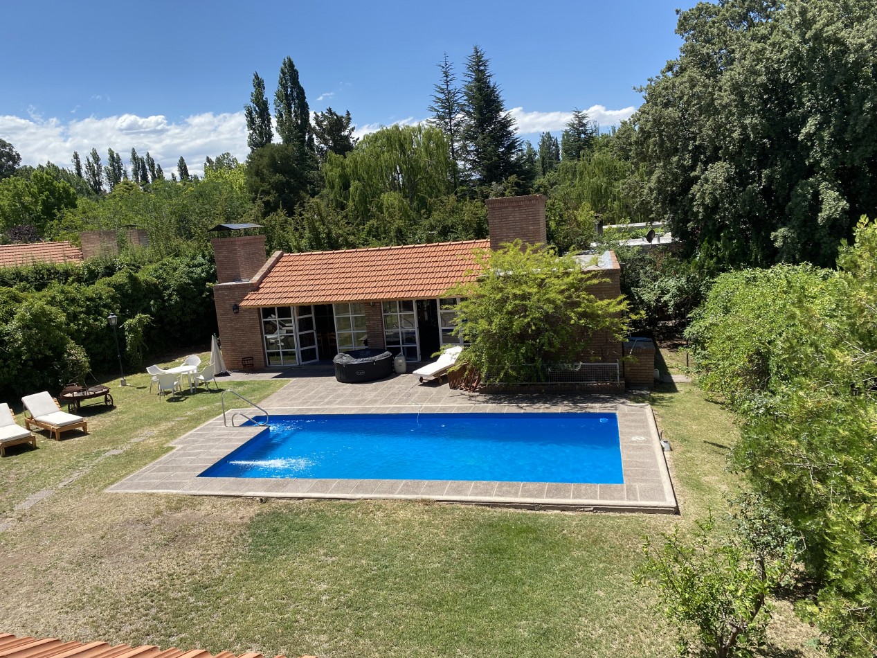 AMPLIA CASA EN VENTA EN BARRIO "ALTO CHACRAS", CHACRAS DE CORIA 