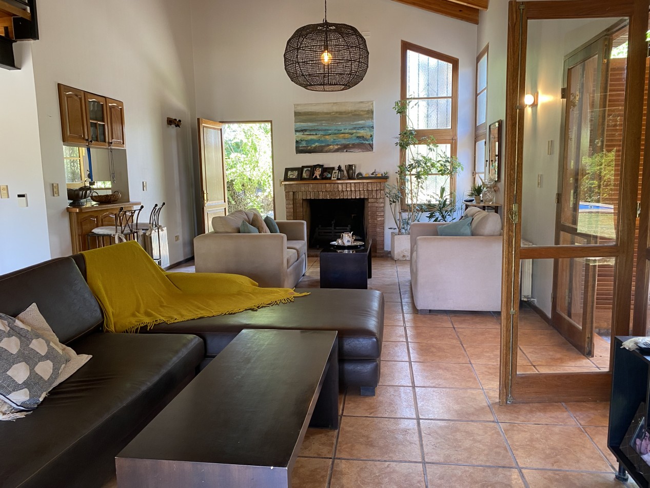 AMPLIA CASA EN VENTA EN BARRIO "ALTO CHACRAS", CHACRAS DE CORIA 