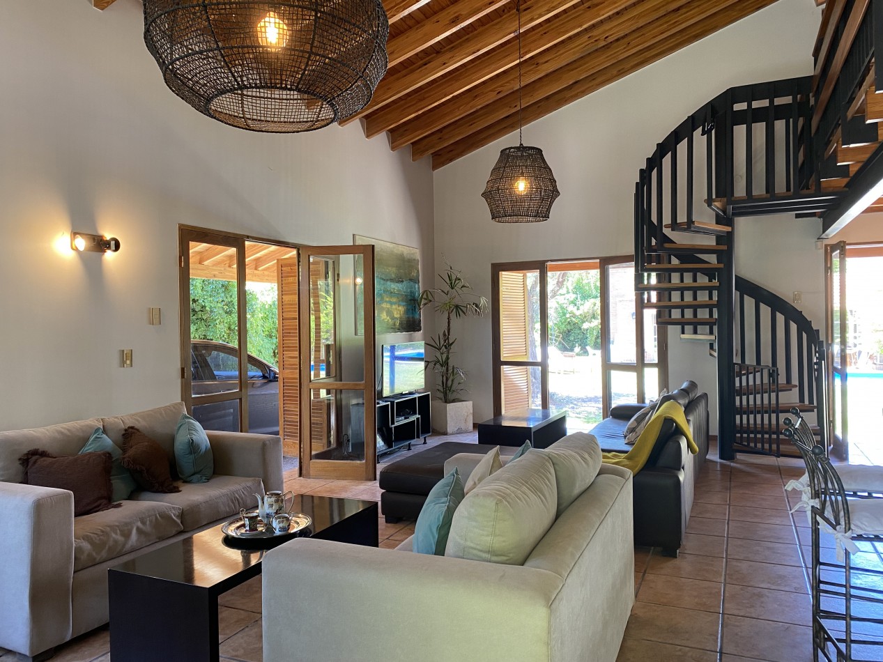 AMPLIA CASA EN VENTA EN BARRIO "ALTO CHACRAS", CHACRAS DE CORIA 