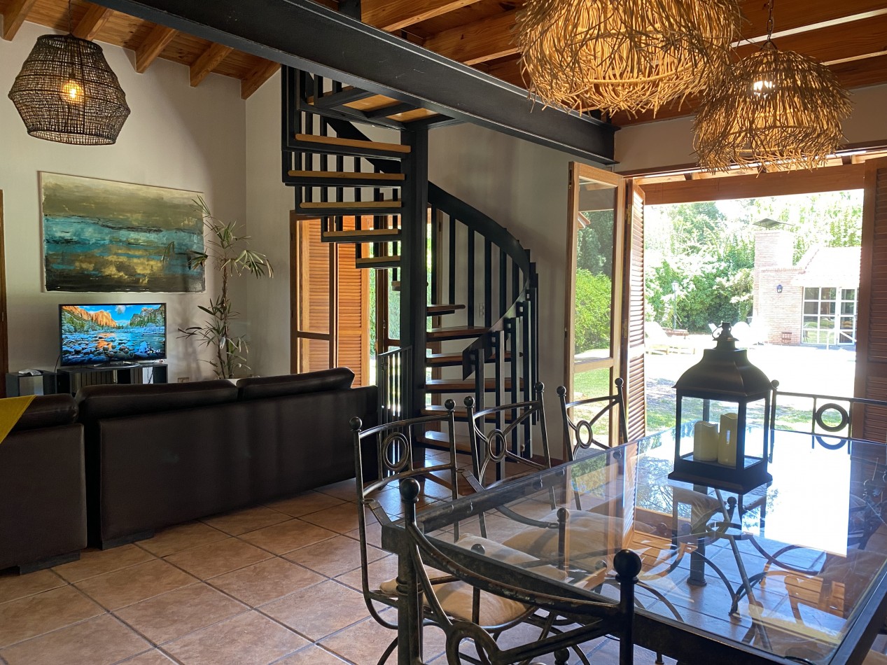 AMPLIA CASA EN VENTA EN BARRIO "ALTO CHACRAS", CHACRAS DE CORIA 