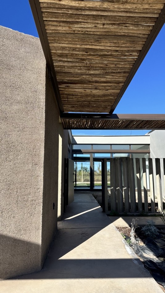 MODERNA CASA EN VENTA BARRIO GRAN BOEDO | LUJAN DE CUYO