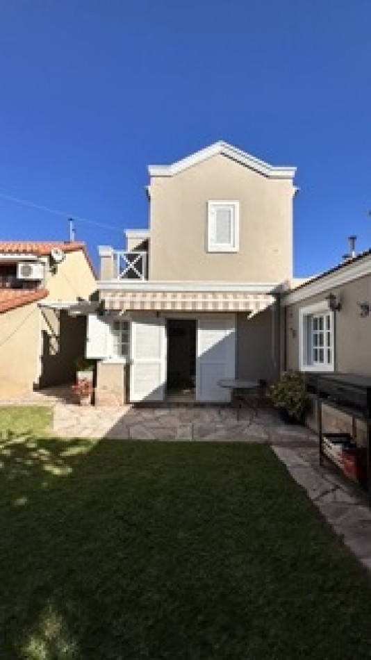 Hermosa casa en Dalvian con dormitorio en Planta Baja
