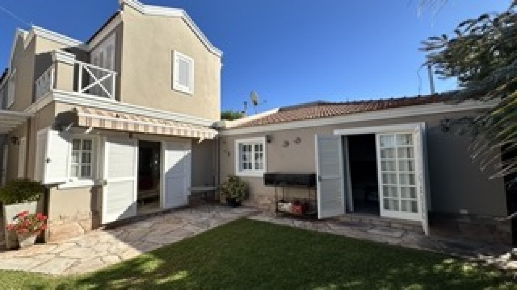 Hermosa casa en Dalvian con dormitorio en Planta Baja
