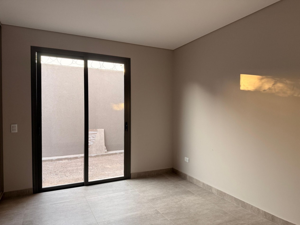 CASA A ESTRENAR EN BARRIO LAS ACACIAS DE GODOY CRUZ