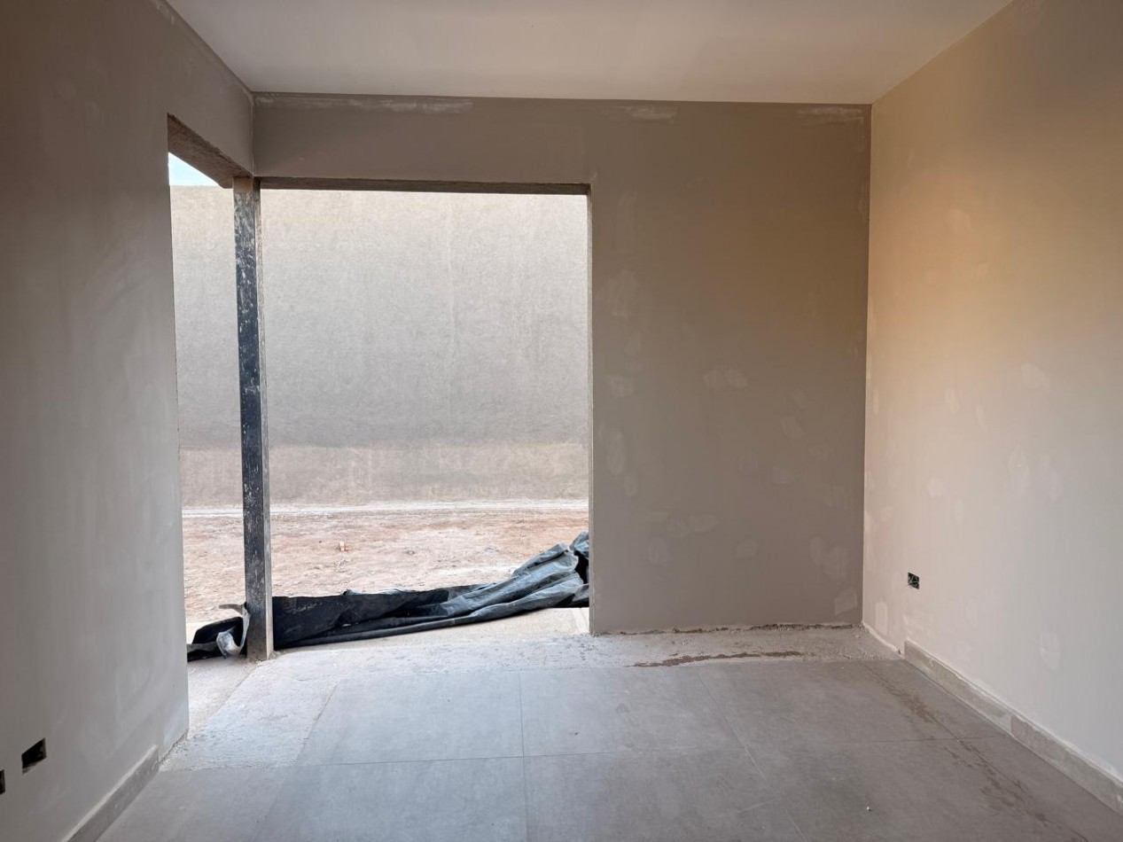 DESTACADA CASA A ESTRENAR EN VENTA EN BARRIO LAS ACACIAS