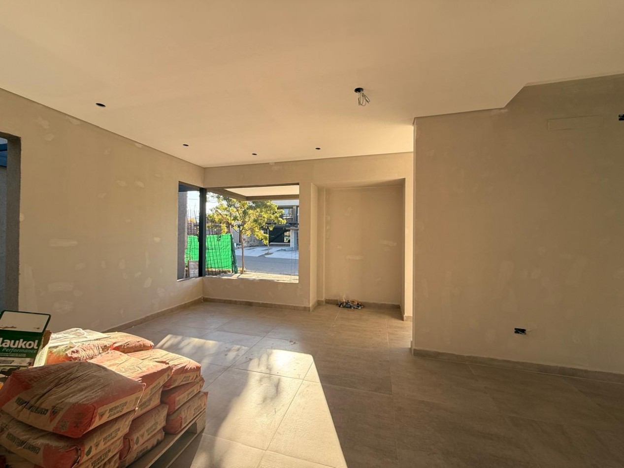 DESTACADA CASA A ESTRENAR EN VENTA EN BARRIO LAS ACACIAS