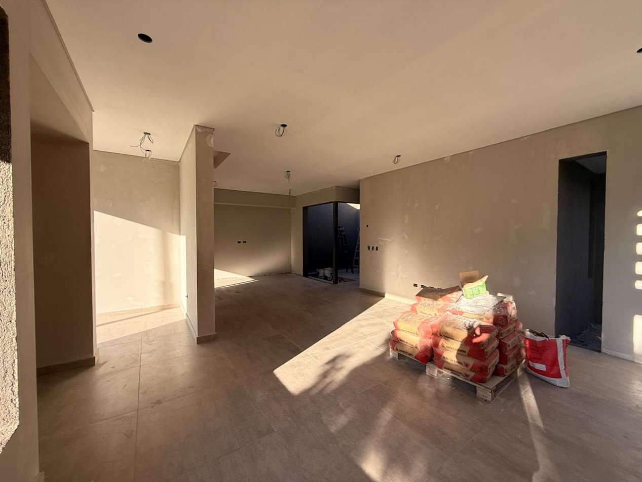 DESTACADA CASA A ESTRENAR EN VENTA EN BARRIO LAS ACACIAS