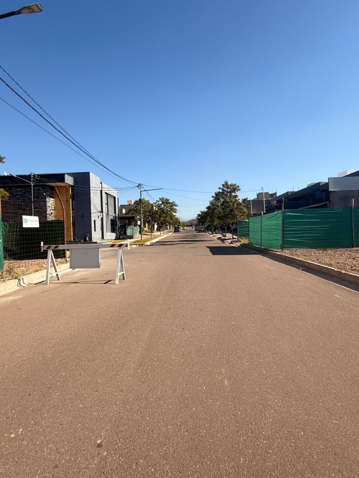 DESTACADA CASA A ESTRENAR EN VENTA EN BARRIO LAS ACACIAS