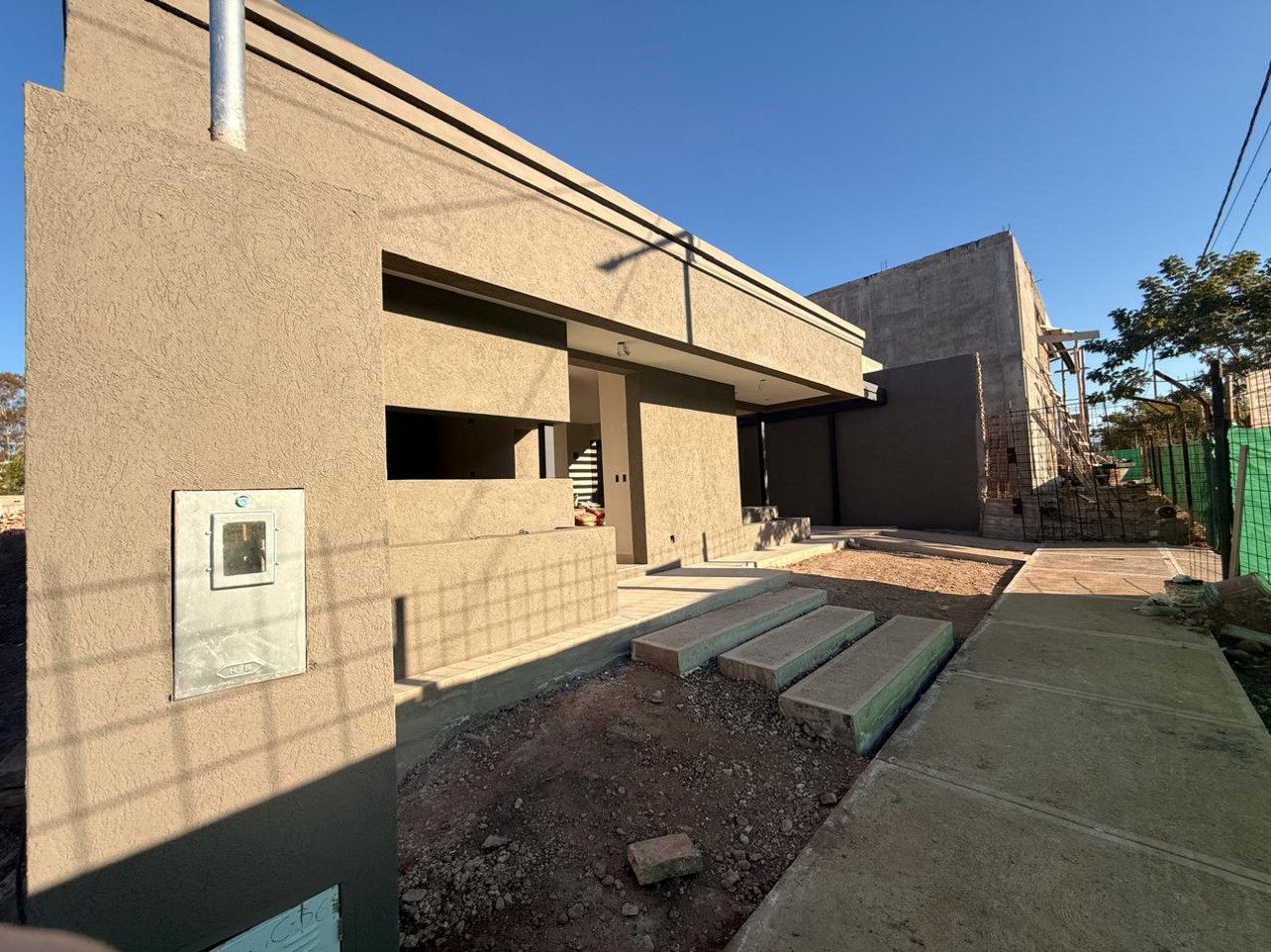 DESTACADA CASA A ESTRENAR EN VENTA EN BARRIO LAS ACACIAS