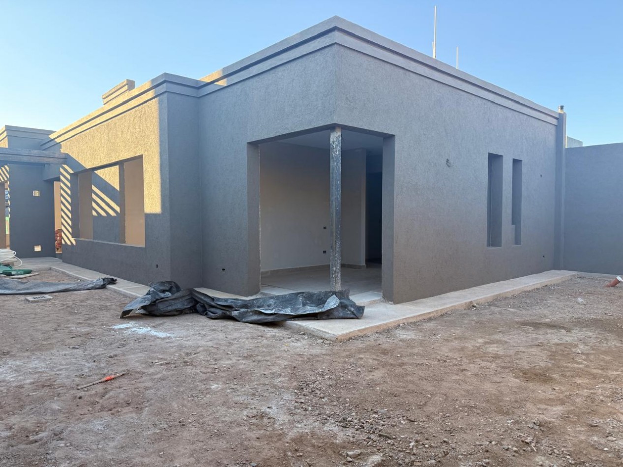 DESTACADA CASA A ESTRENAR EN VENTA EN BARRIO LAS ACACIAS