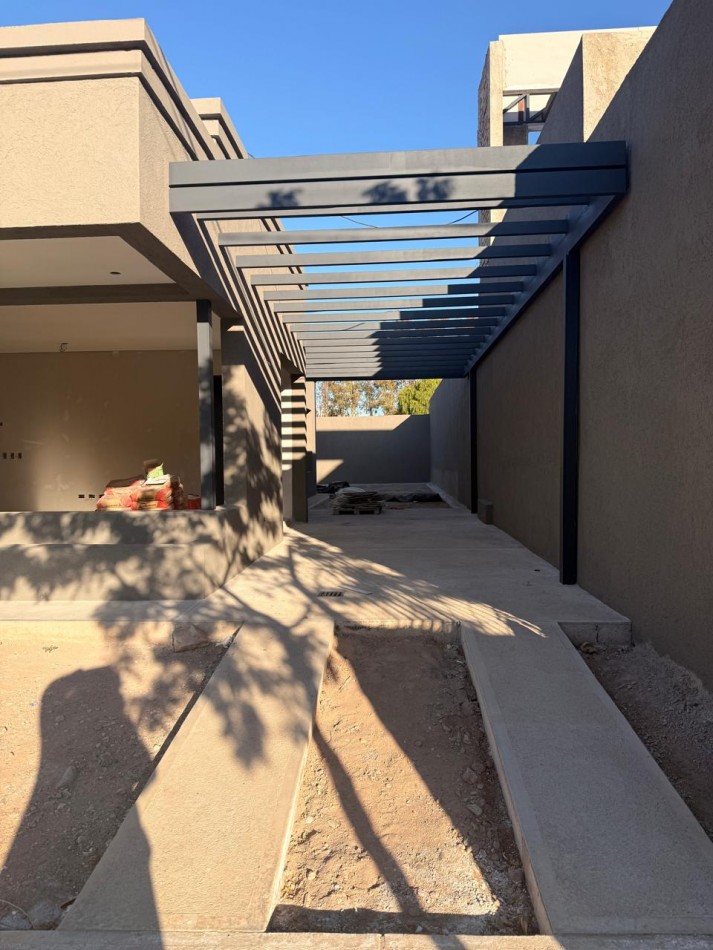 DESTACADA CASA A ESTRENAR EN VENTA EN BARRIO LAS ACACIAS