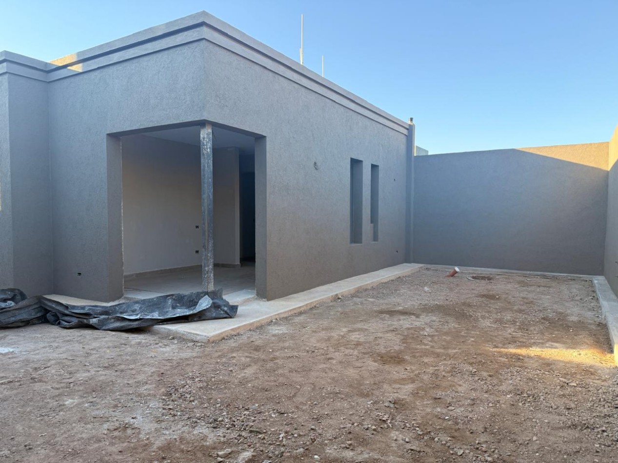 DESTACADA CASA A ESTRENAR EN VENTA EN BARRIO LAS ACACIAS