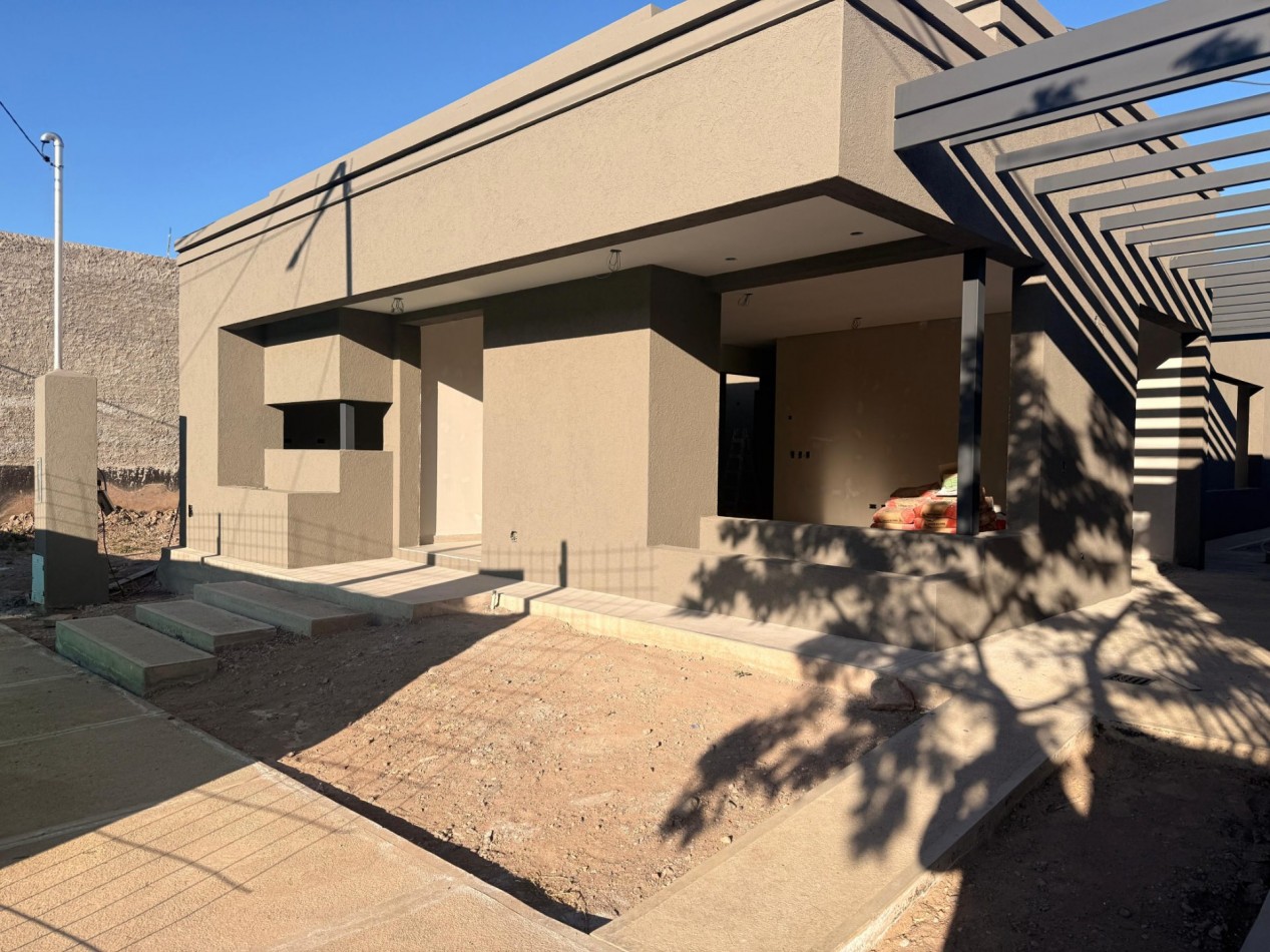 DESTACADA CASA A ESTRENAR EN VENTA EN BARRIO LAS ACACIAS