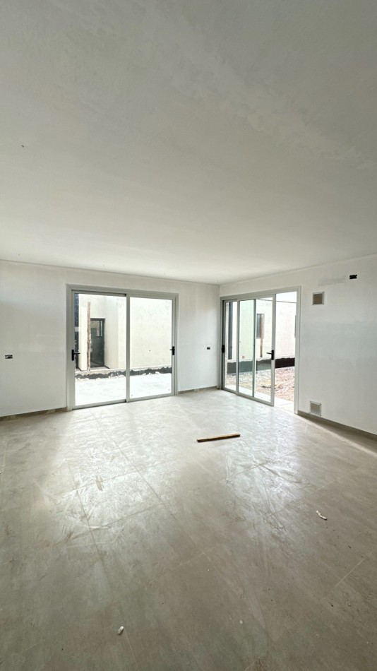 MODERNA CASA TERMINADA - BARRIO ACACIAS DE TERRADA