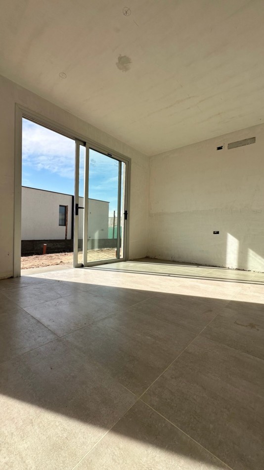 MODERNA CASA TERMINADA - BARRIO ACACIAS DE TERRADA