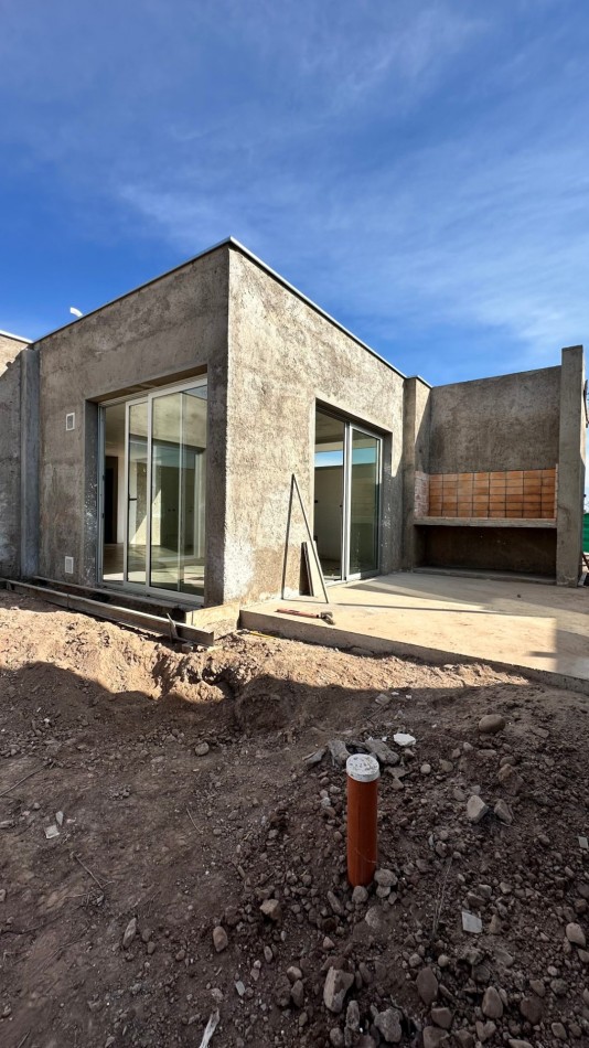 MODERNA CASA TERMINADA - BARRIO ACACIAS DE TERRADA