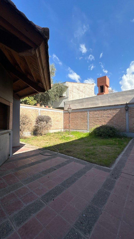 EXCELENTE CASA A LA VENTA EN LA SEXTA SECCION DE MENDOZA