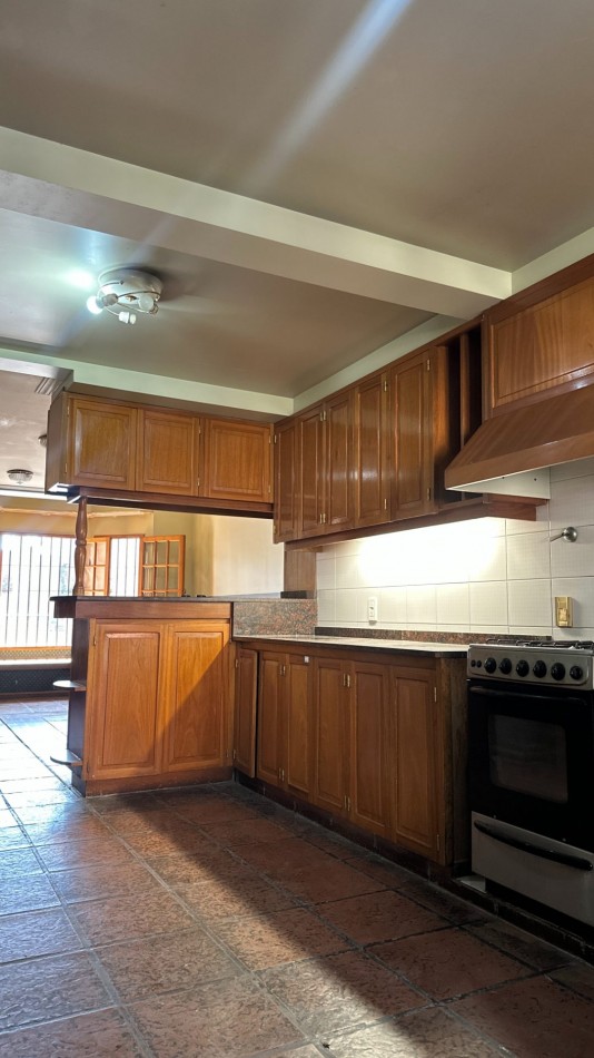 EXCELENTE CASA A LA VENTA EN LA SEXTA SECCION DE MENDOZA