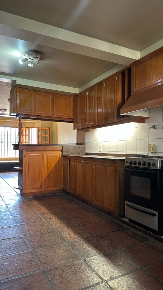EXCELENTE CASA A LA VENTA EN LA SEXTA SECCION DE MENDOZA