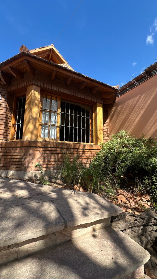 EXCELENTE CASA A LA VENTA EN LA SEXTA SECCION DE MENDOZA