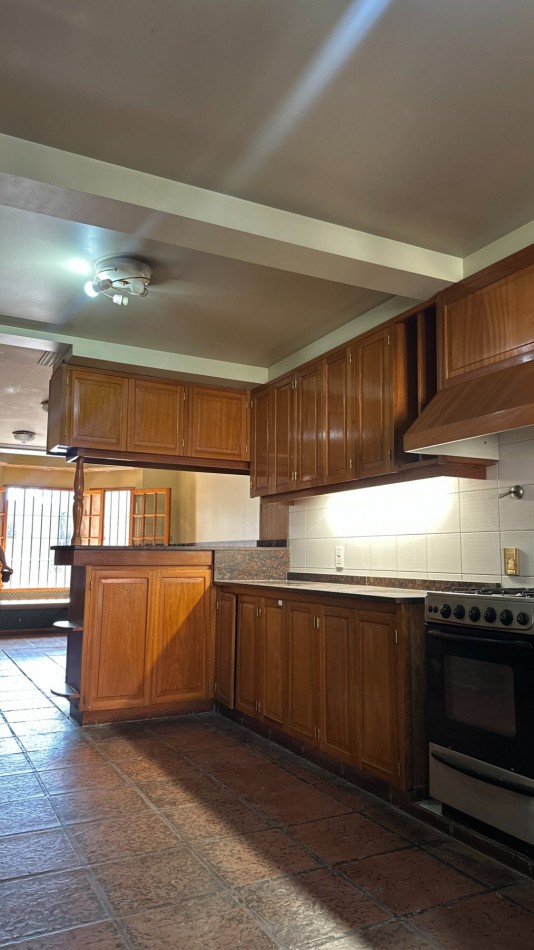 EXCELENTE CASA A LA VENTA EN LA SEXTA SECCION DE MENDOZA
